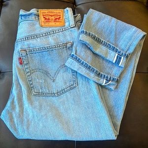 Levi’s 501 distressed boyfriend jeans !!